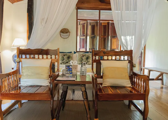 รีสอร์ท The Antique Riverside 3*