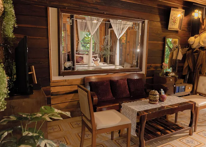 รีสอร์ท The Antique Riverside